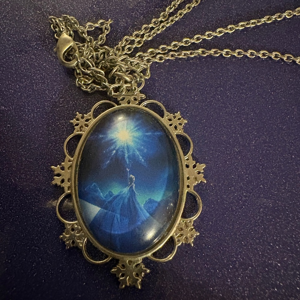 Disney FROZEN Elsa "Let It Go" Oval Snowflake Pendant Silver Tone Necklace